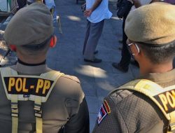 Satpol PP dan Dinas Perkim Lombok Barat Bersih-bersih APS Paslon Pilkada, Masyarakat Sambut Baik