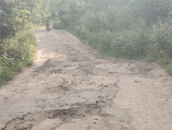 Warga Montong Singgan Keluhkan Jalan Rusak Parah, Setiap Hujan Berubah Jadi Genangan