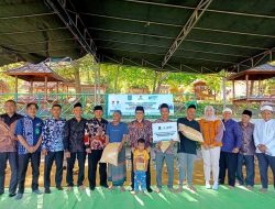 Pemkab dan BAZNAS KLU Serahkan Bantuan Benih Inpari 32 untuk Petani Kerta Raharja