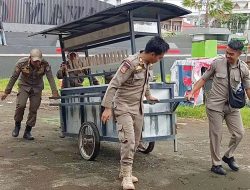 Satpol PP KLU Tata PKL Alun-Alun Tanjung dengan Pendekatan Humanis