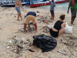 Wisatawan Asing Bersihkan Sampah di Gili Trawangan, KBMLU Soroti Gagalnya Tata Kelola Pariwisata Lombok Utara